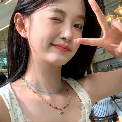 出墙红杏两家春